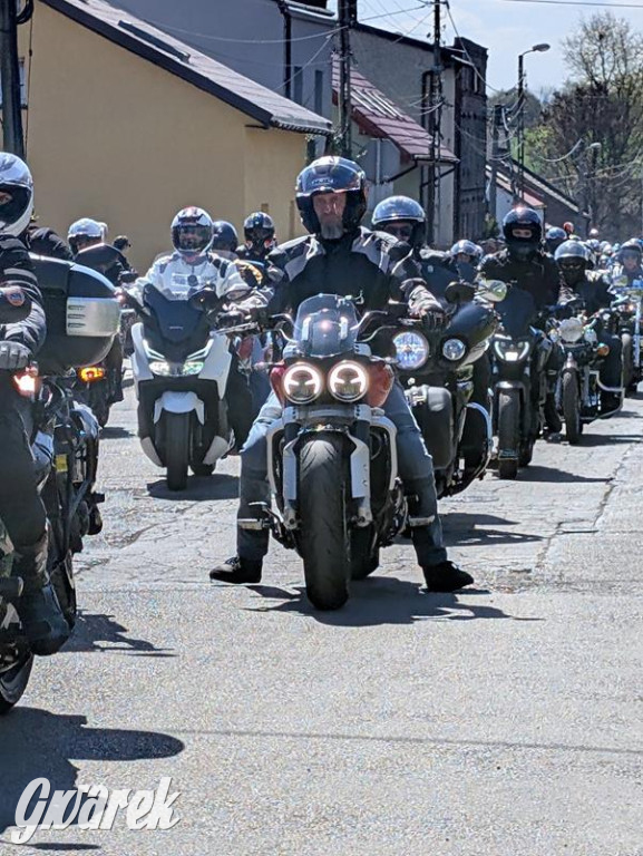Ryk silników i szczytny cel. MotoStart w Piekarach Śląskich