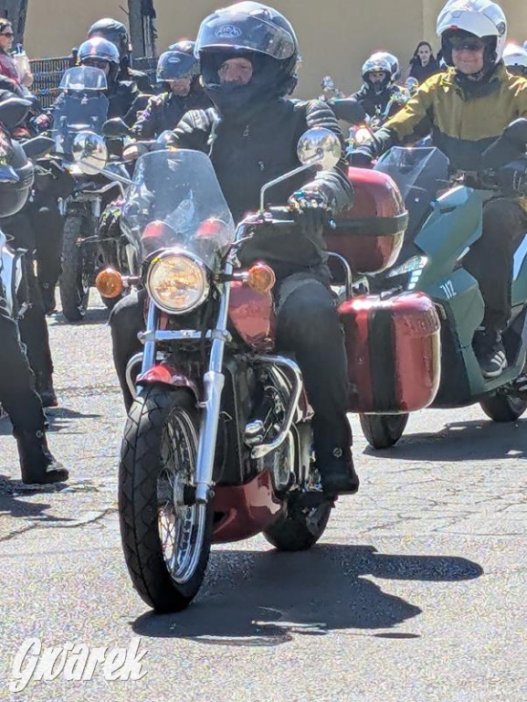 Ryk silników i szczytny cel. MotoStart w Piekarach Śląskich