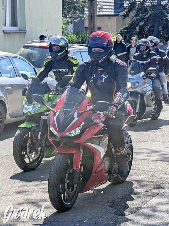 Ryk silników i szczytny cel. MotoStart w Piekarach Śląskich