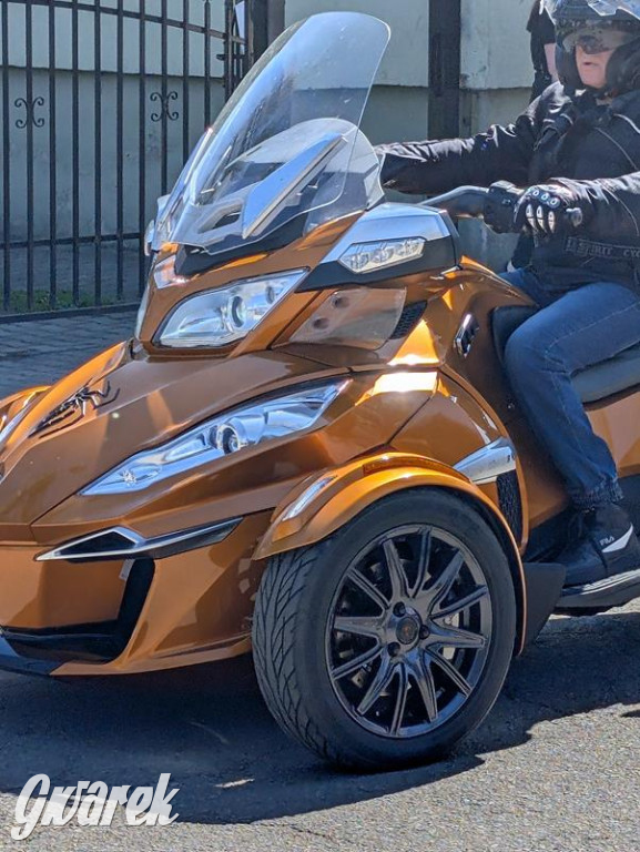 Ryk silników i szczytny cel. MotoStart w Piekarach Śląskich