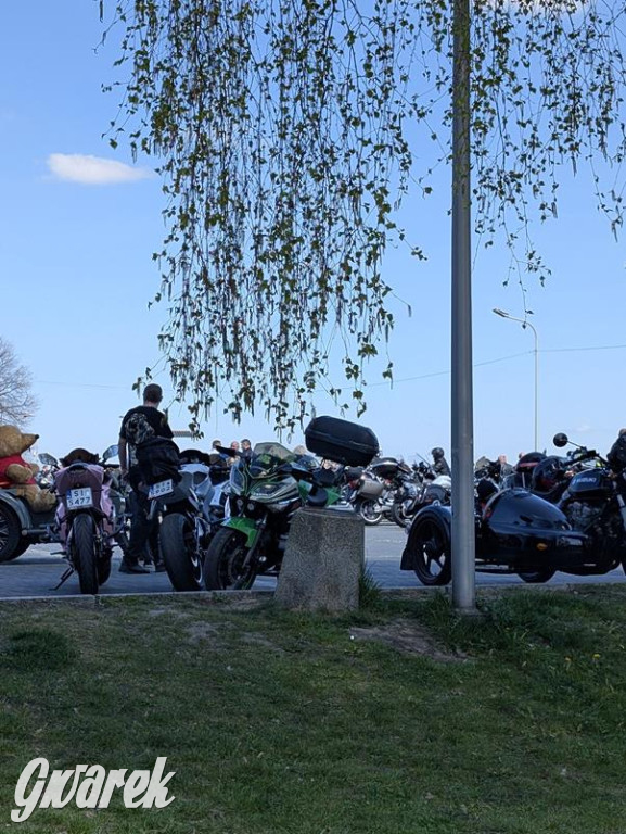 Ryk silników i szczytny cel. MotoStart w Piekarach Śląskich