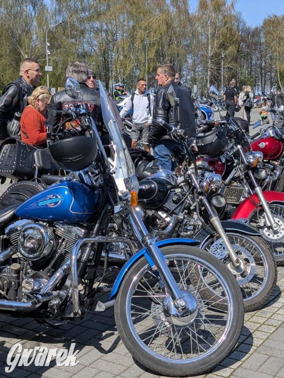 Ryk silników i szczytny cel. MotoStart w Piekarach Śląskich