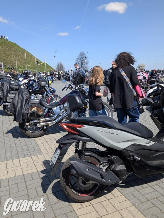 Ryk silników i szczytny cel. MotoStart w Piekarach Śląskich