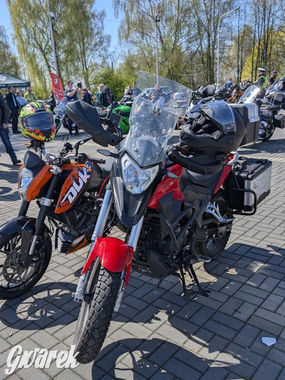 Ryk silników i szczytny cel. MotoStart w Piekarach Śląskich