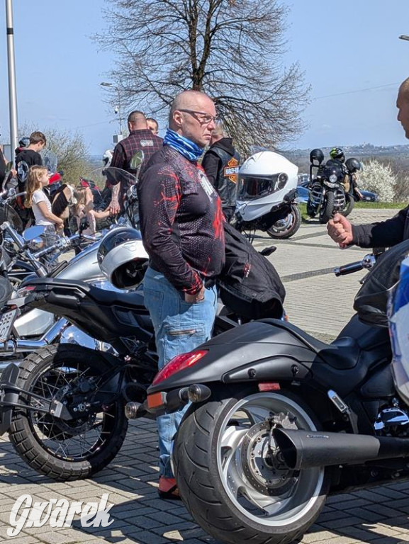 Ryk silników i szczytny cel. MotoStart w Piekarach Śląskich