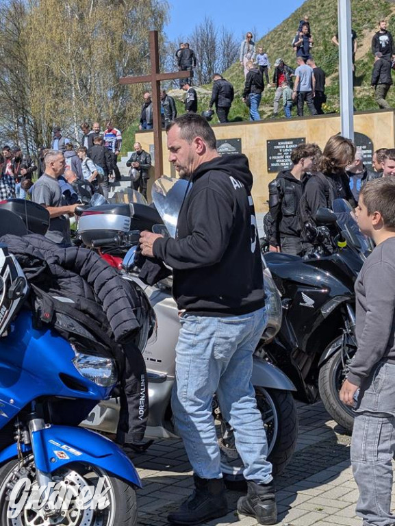 Ryk silników i szczytny cel. MotoStart w Piekarach Śląskich