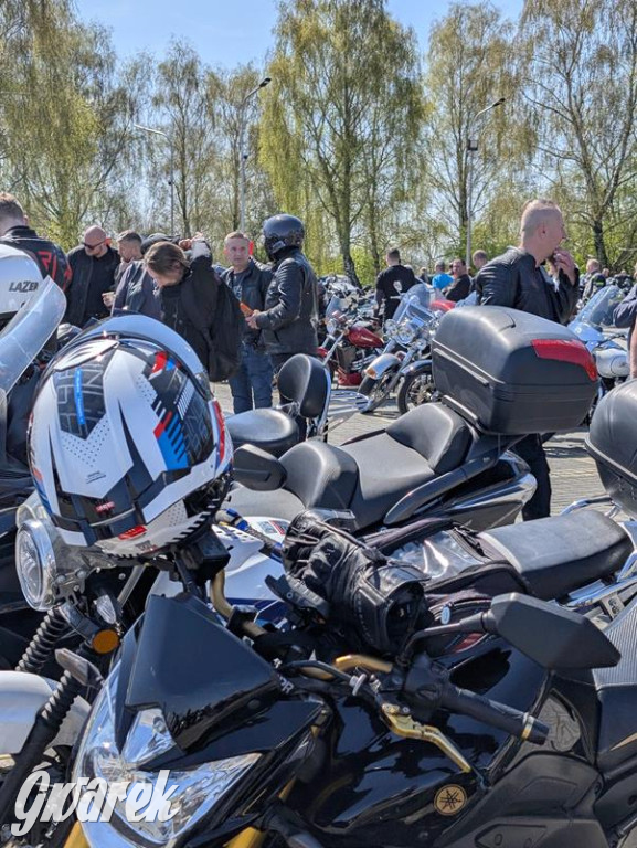 Ryk silników i szczytny cel. MotoStart w Piekarach Śląskich