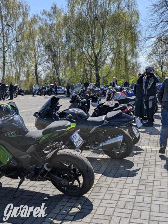 Ryk silników i szczytny cel. MotoStart w Piekarach Śląskich