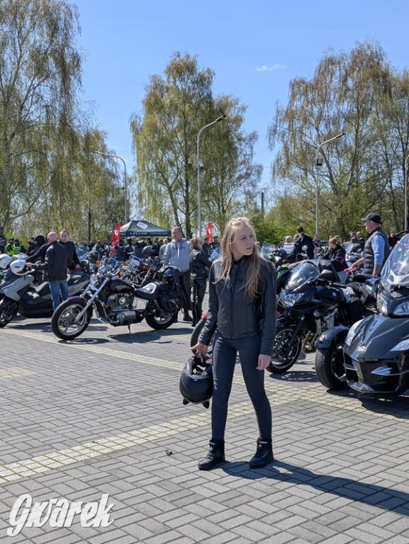 Ryk silników i szczytny cel. MotoStart w Piekarach Śląskich