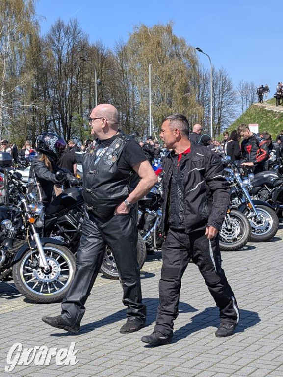 Ryk silników i szczytny cel. MotoStart w Piekarach Śląskich