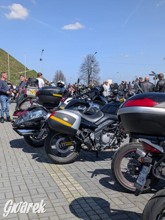 Ryk silników i szczytny cel. MotoStart w Piekarach Śląskich