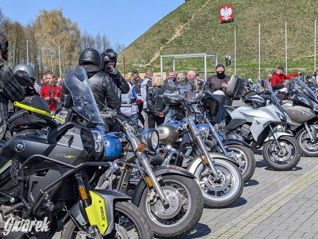 Ryk silników i szczytny cel. MotoStart w Piekarach Śląskich