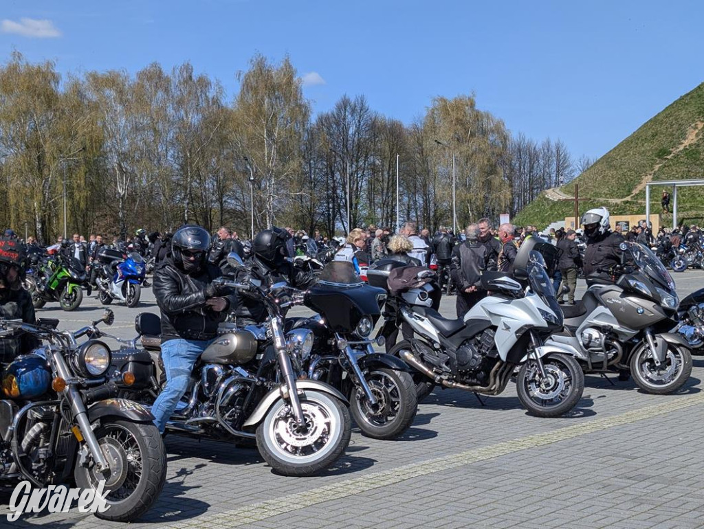 Ryk silników i szczytny cel. MotoStart w Piekarach Śląskich