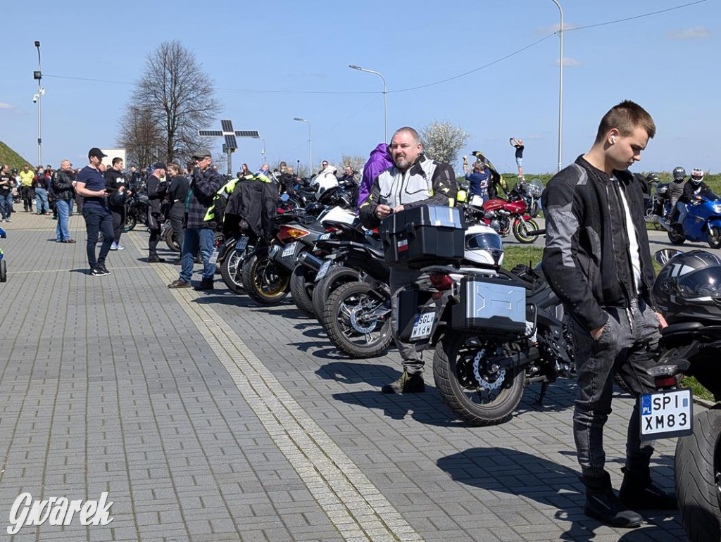 Ryk silników i szczytny cel. MotoStart w Piekarach Śląskich