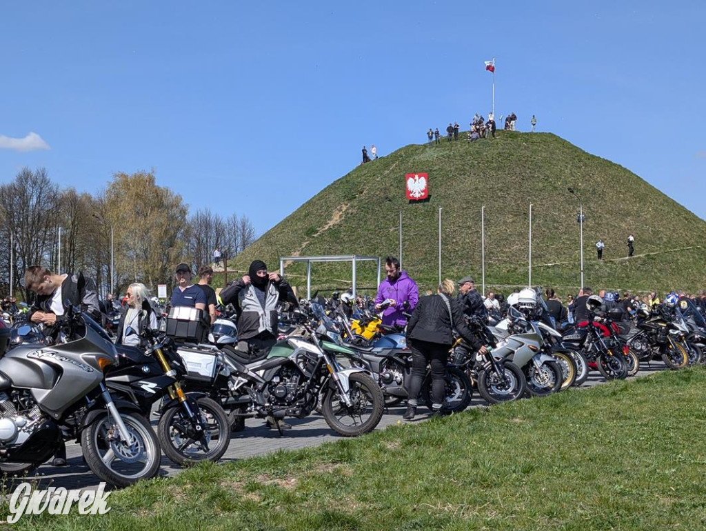 Ryk silników i szczytny cel. MotoStart w Piekarach Śląskich