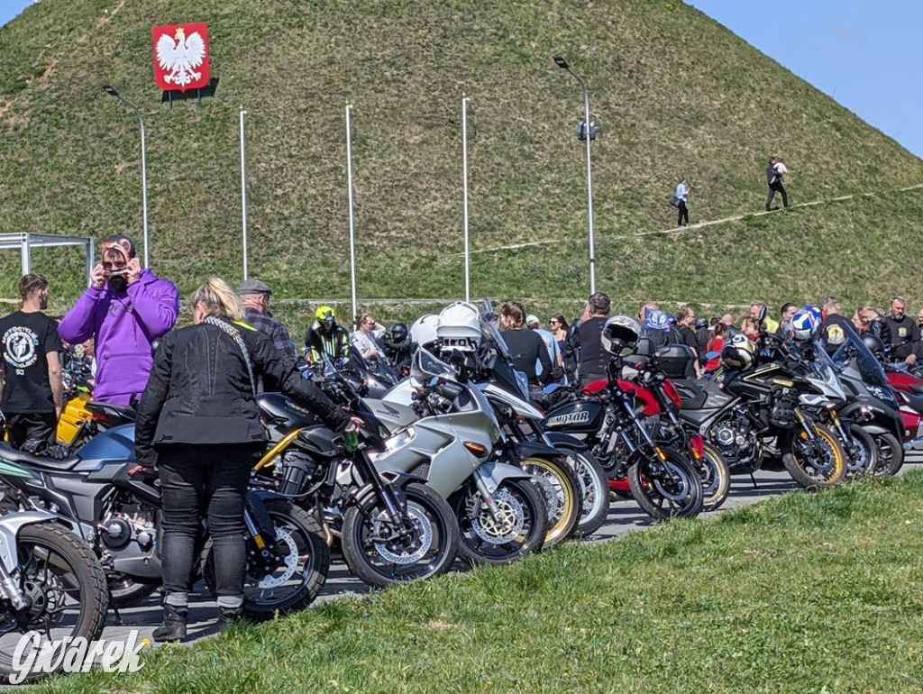 Ryk silników i szczytny cel. MotoStart w Piekarach Śląskich