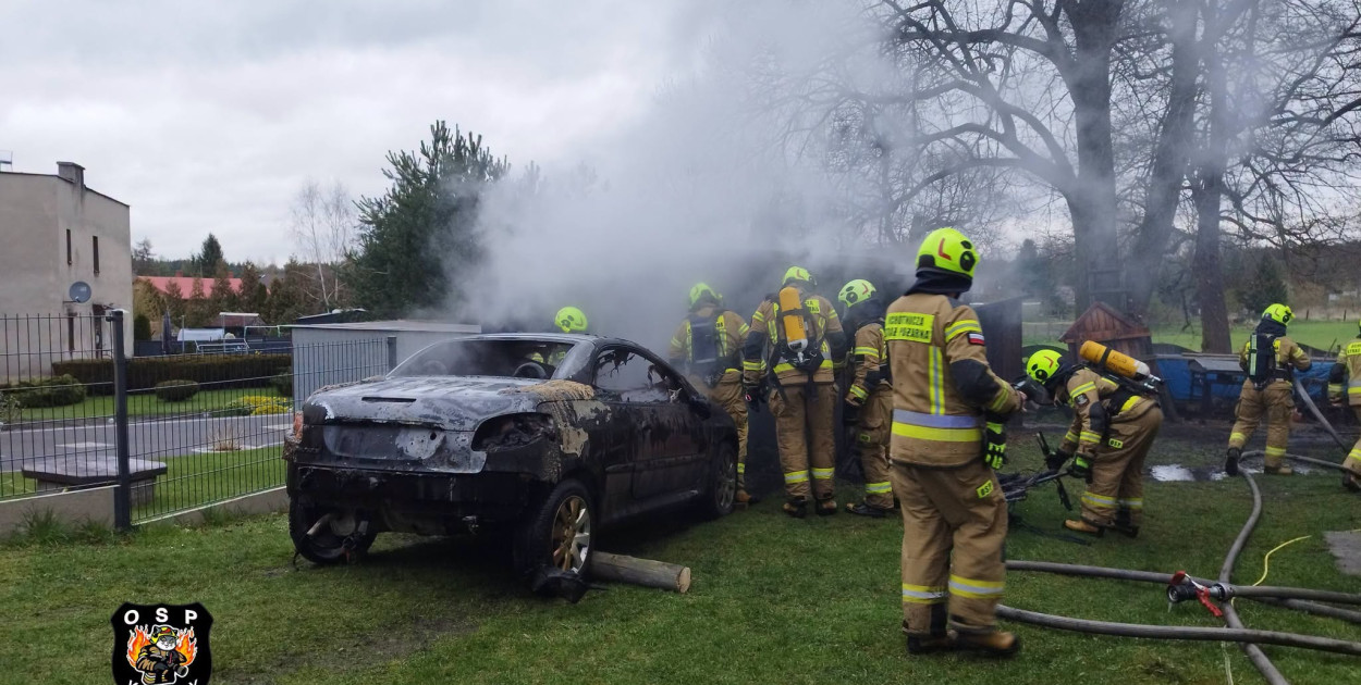 Pożar garażu. W środku samochód i butle z gazem
