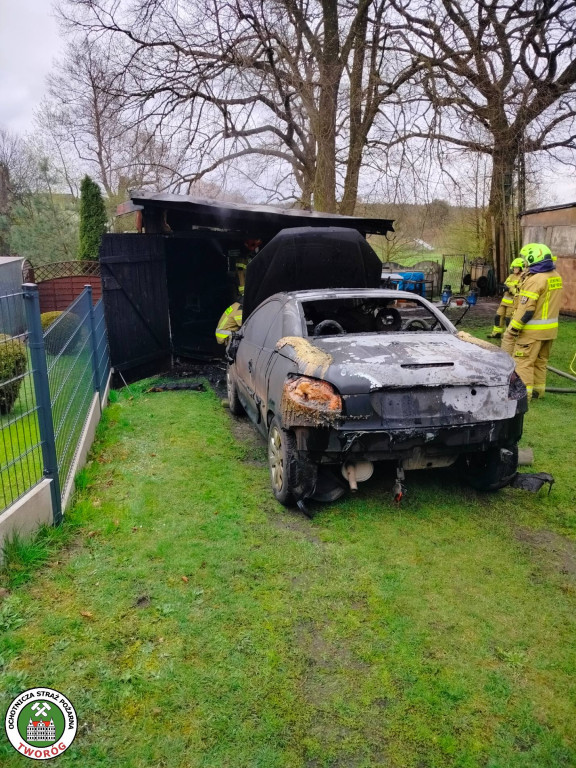 Pożar garażu. W środku samochód i butle z gazem