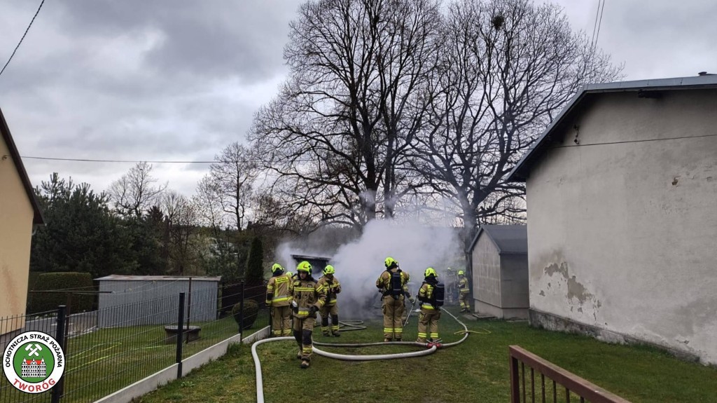 Pożar garażu. W środku samochód i butle z gazem
