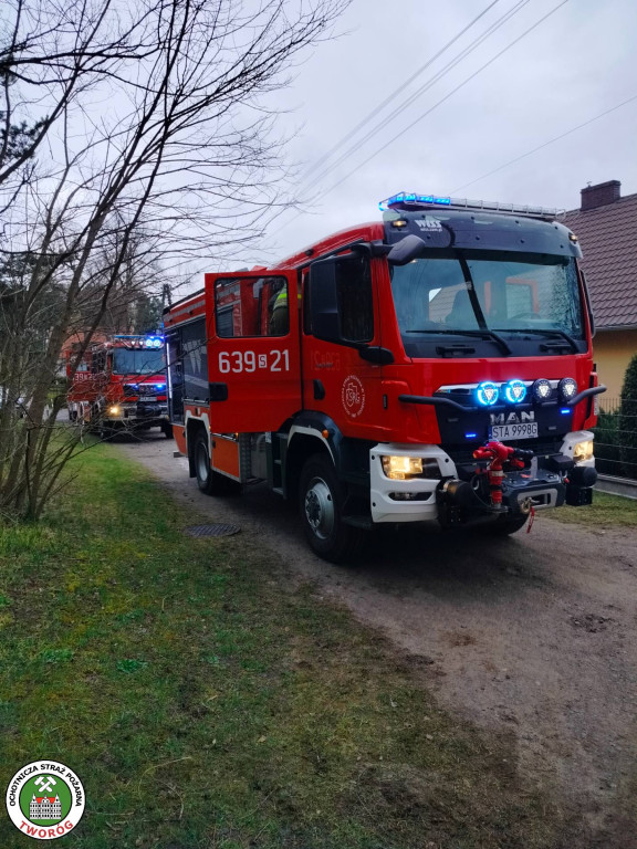 Pożar garażu. W środku samochód i butle z gazem