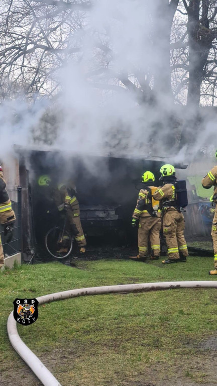 Pożar garażu. W środku samochód i butle z gazem