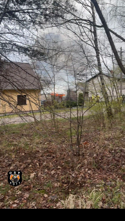 Pożar garażu. W środku samochód i butle z gazem