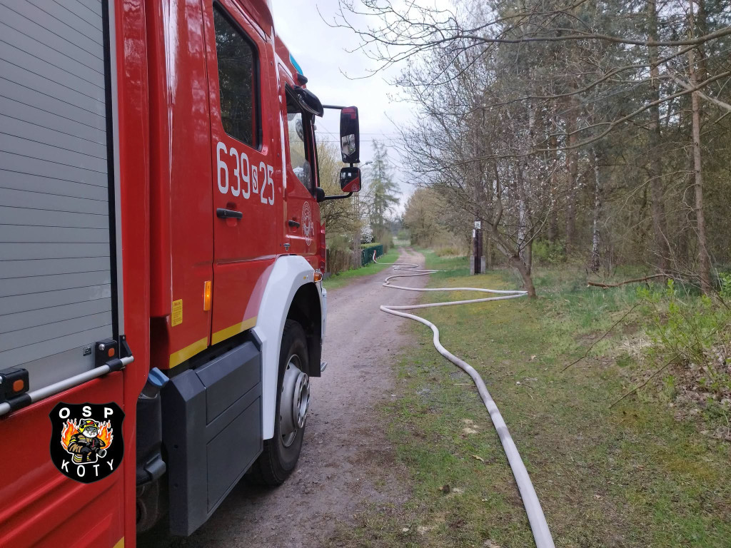 Pożar garażu. W środku samochód i butle z gazem