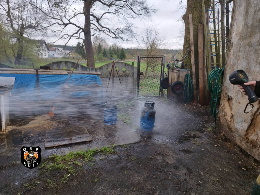 Pożar garażu. W środku samochód i butle z gazem