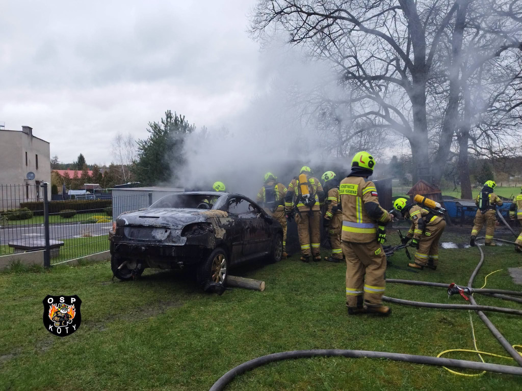 Pożar garażu. W środku samochód i butle z gazem