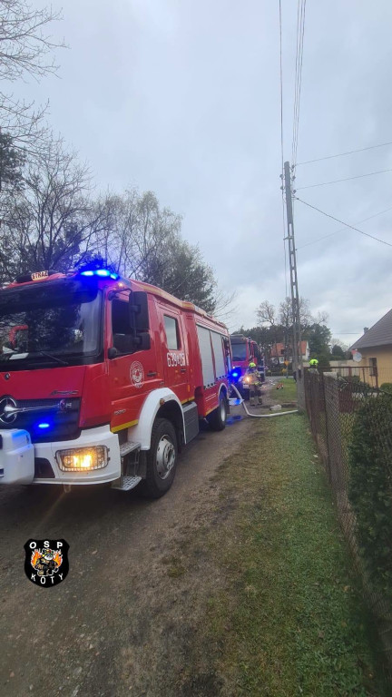 Pożar garażu. W środku samochód i butle z gazem