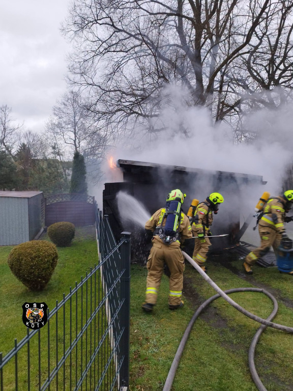 Pożar garażu. W środku samochód i butle z gazem