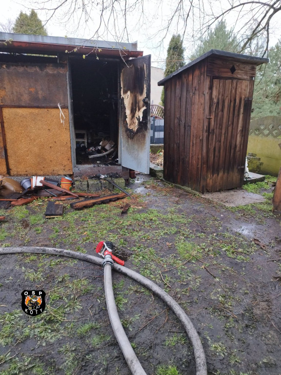 Pożar garażu. W środku samochód i butle z gazem