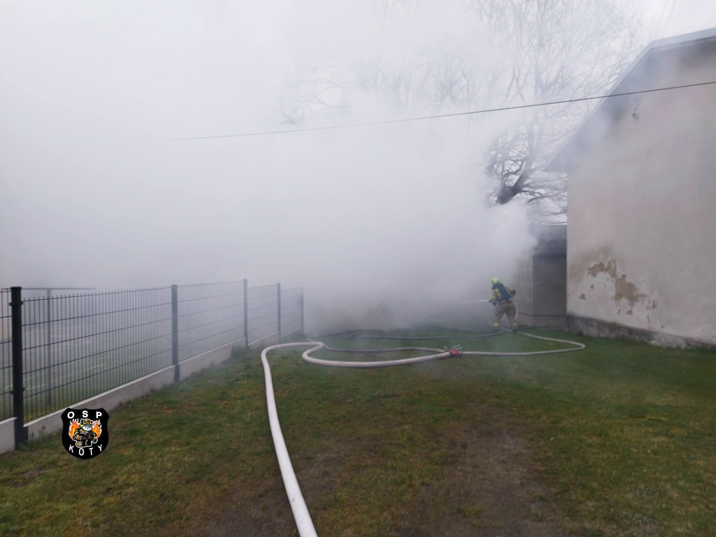 Pożar garażu. W środku samochód i butle z gazem