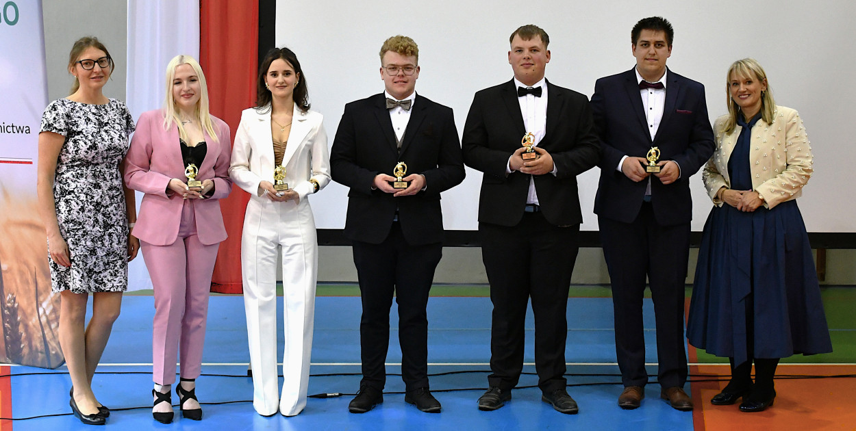 Maturzyści z Rolnika przyjechali traktorami