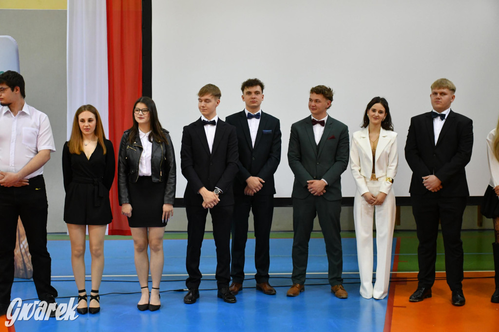 Maturzyści z Rolnika przyjechali traktorami