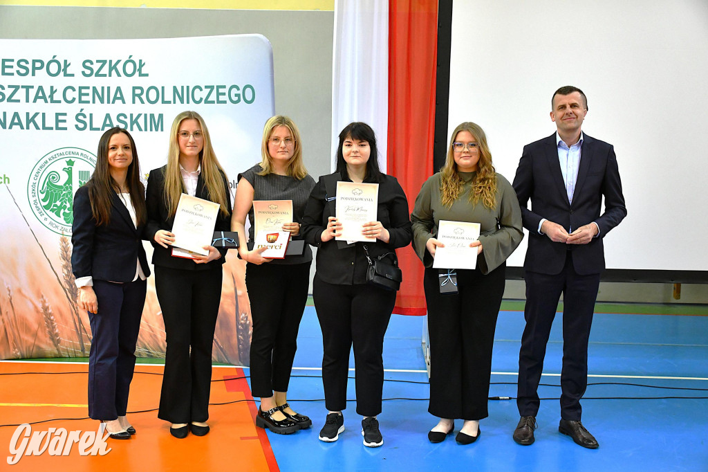 Maturzyści z Rolnika przyjechali traktorami