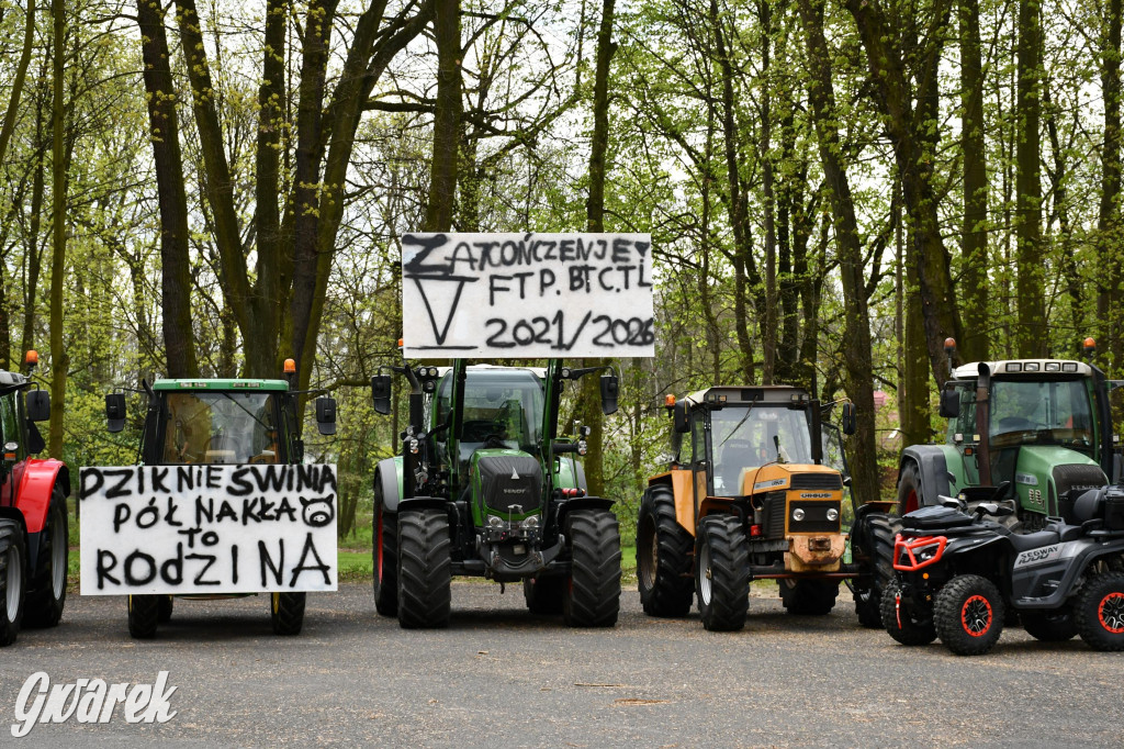 Maturzyści z Rolnika przyjechali traktorami