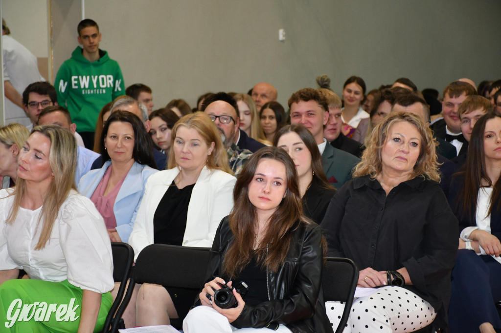 Maturzyści z Rolnika przyjechali traktorami