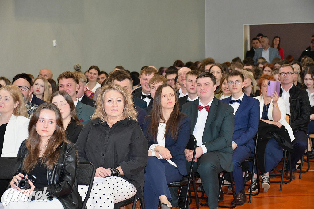 Maturzyści z Rolnika przyjechali traktorami