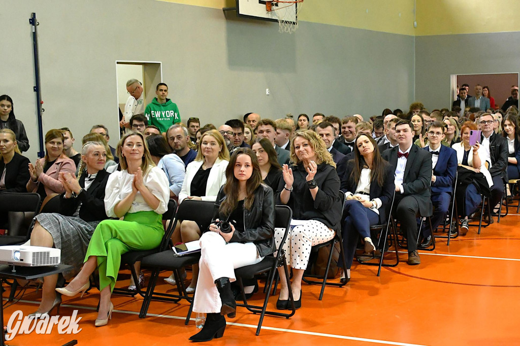 Maturzyści z Rolnika przyjechali traktorami