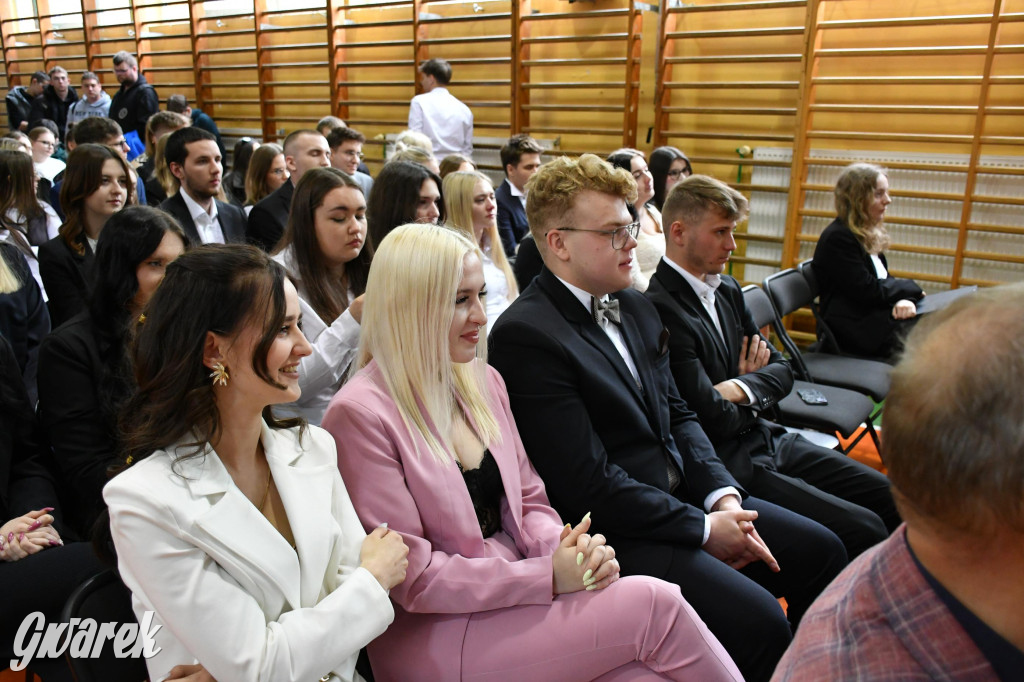 Maturzyści z Rolnika przyjechali traktorami