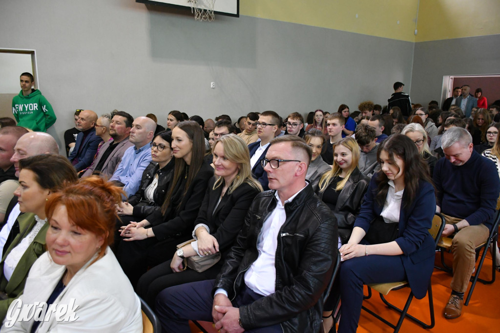 Maturzyści z Rolnika przyjechali traktorami