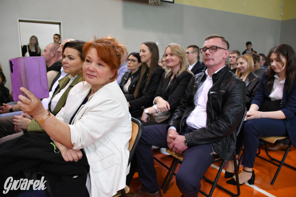 Maturzyści z Rolnika przyjechali traktorami