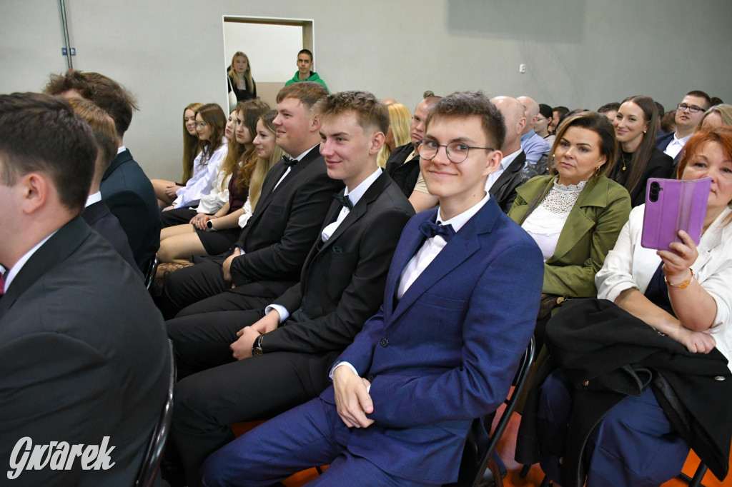 Maturzyści z Rolnika przyjechali traktorami