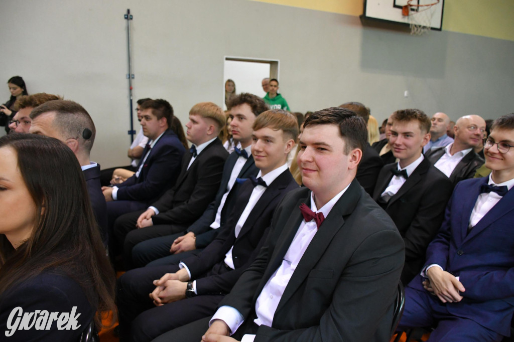 Maturzyści z Rolnika przyjechali traktorami