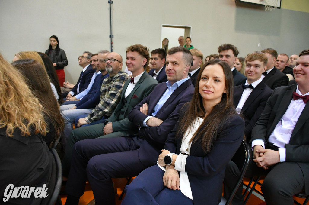 Maturzyści z Rolnika przyjechali traktorami