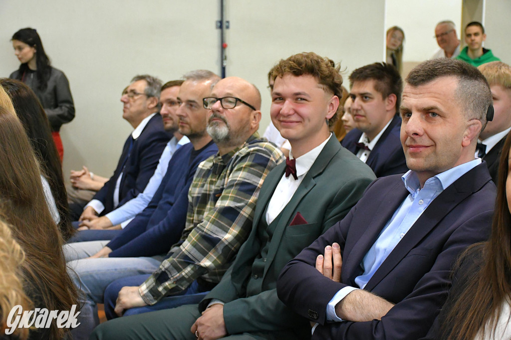 Maturzyści z Rolnika przyjechali traktorami