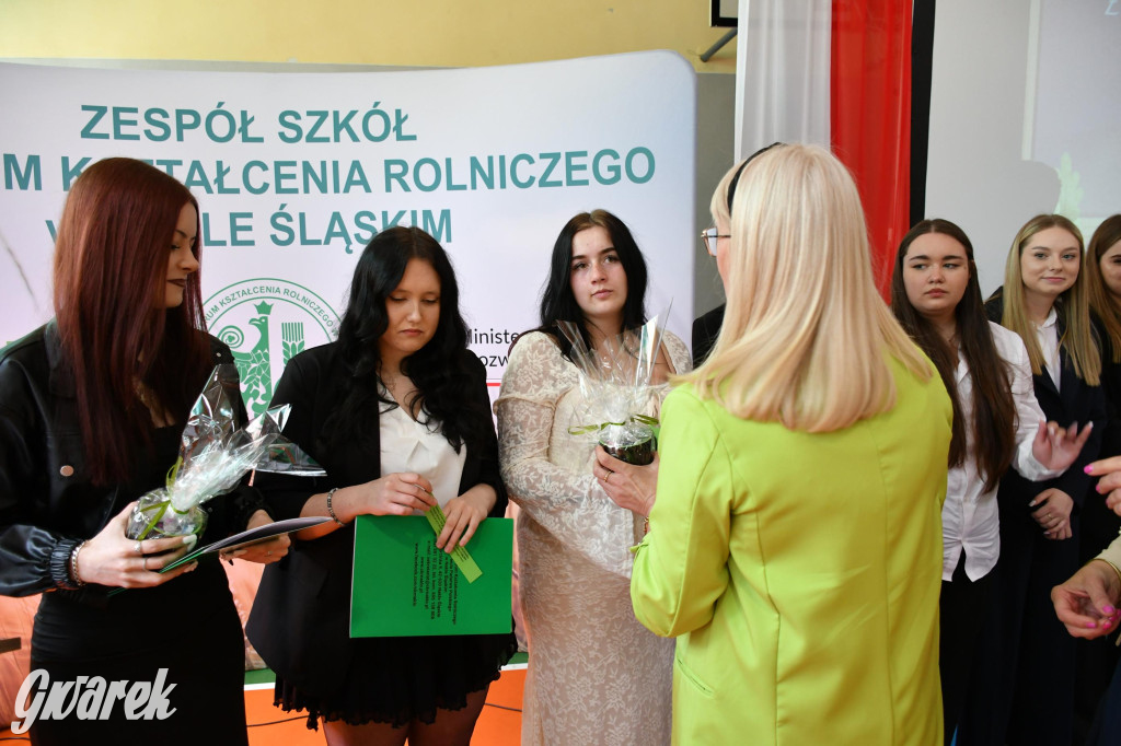 Maturzyści z Rolnika przyjechali traktorami