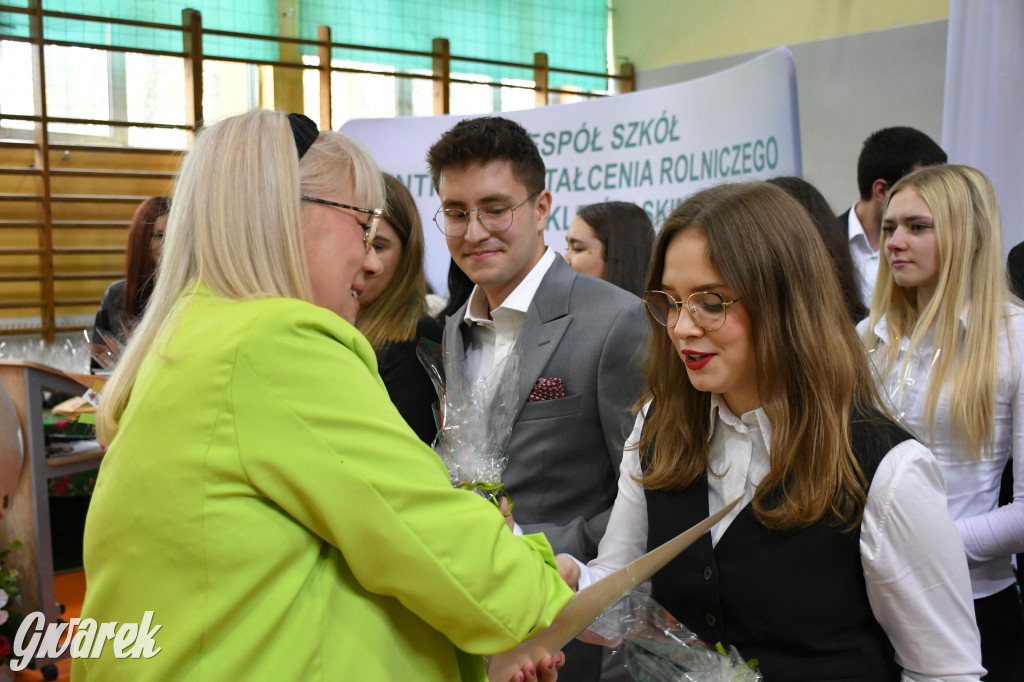 Maturzyści z Rolnika przyjechali traktorami