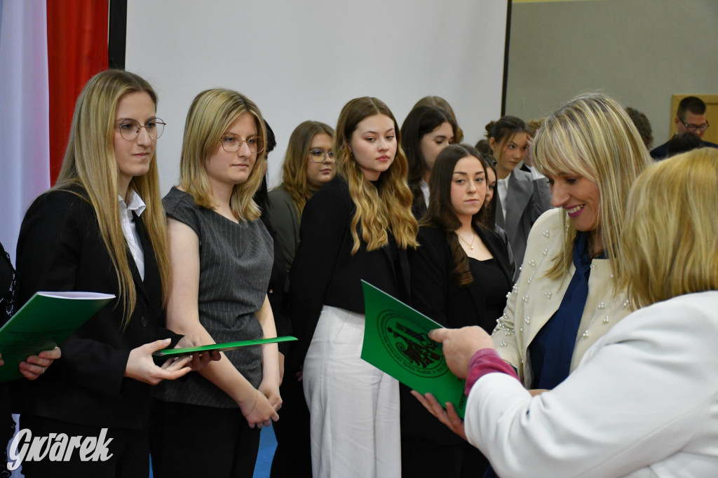 Maturzyści z Rolnika przyjechali traktorami